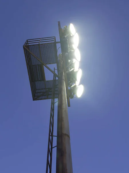 Stadion Hochmast Mit Leistungsstarken Scheinwerfern Oder Scheinwerfern Die Gegen Den — Stockfoto