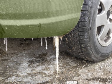 Buz sarkıtları arabalardan birinin ön tampon altında yakın çekim