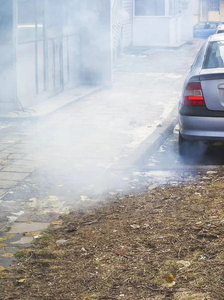 Eine Große Graue Rauchwolke Aus Dem Auspuff Eines Autos Innenhof — Stockfoto