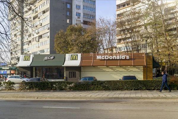 Βάρνα Βουλγαρία Δεκεμβρίου 2018 Προβολή Της Mcdonald Café Και Αυτοκίνητο — Φωτογραφία Αρχείου