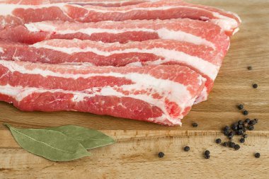 Kahverengi bir Ahşap Doğrama tahtası, seçici odak portre taze çiğ Jambon dilimleri