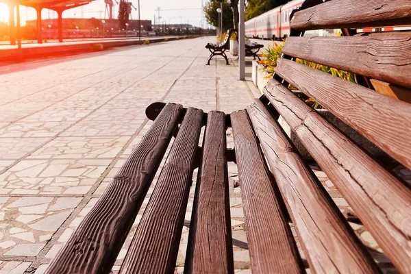 Primer Plano Banco Madera Con Respaldo Plataforma Estación Tren Atardecer —  Fotos de Stock