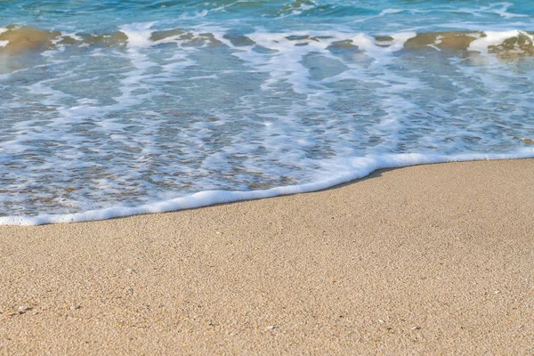 Fechar Uma Espuma Mar Branca Uma Areia Costeira Amarela Dia — Fotografia de Stock