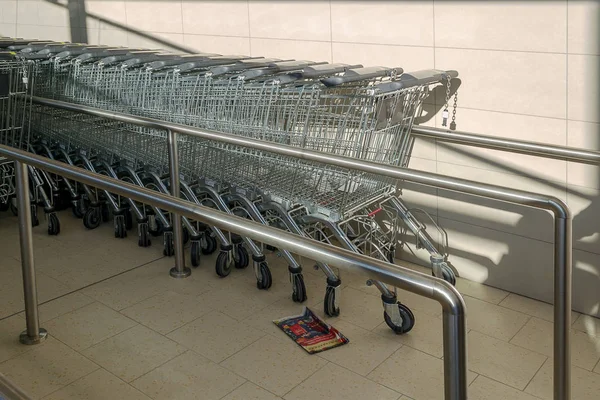 Muchos Carros Compras Supermercado Muchos Carros Ruedas Compra Una Fila — Foto de Stock