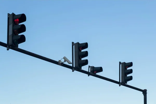 Câmera Vigilância Livre Quatro Semáforos Vermelhos Instalados Poste Acima Uma — Fotografia de Stock