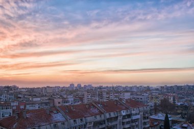 Güzel günbatımı gökyüzü mavi-turuncu bulutlu. Kış cityscape ve günbatımı zaman kentsel manzarası. Şehir ve gökyüzü günbatımı sırasında doğal görünümünü.