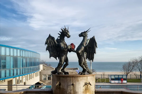 Varna, Bulgaristan, 22 Aralık 2018. Sanatçı bir taş kaide üzerinde modern heykel 