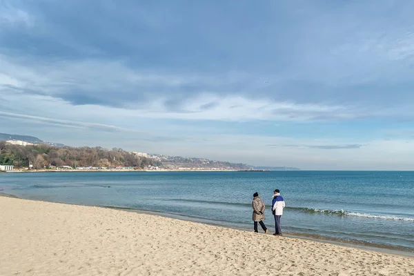 Egy Idős Házaspár Séta Tenger Parton Surf Vonalon Egy Meleg — Stock Fotó