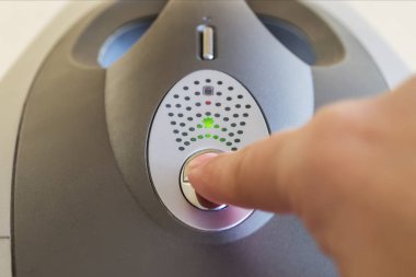 Parmak kapama düğmesi üst kısmında kişisel bilgisayar sistem biriminin ilerlemek hazırdır. Güç düğmesi pc durumda. Donanım ekipman kavramı. Yakın, seçici odak.