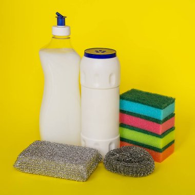 Bulaşık deterjanı, toz ve sünger sarı bir arka plan üzerinde farklı sertlik üç tür. Mutfak deterjanı. Ev kimyasalları. Ev işleri.