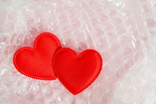 Δύο Κόκκινα Valentine Καρδιές Είναι Συσκευασμένα Διαφανή Bubble Wrap Έννοια — Φωτογραφία Αρχείου