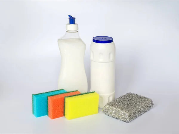 瓶与白色洗碗液 冲刷粉和四个不同颜色的泡沫海绵在白色的背景 厨房洗涤剂 家用化学品 — 图库照片