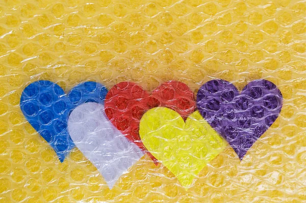 Πέντε Πολύχρωμα Valentine Καρδιές Συσκευάζονται Ένα Περικάλυμμα Διάφανης Φυσσαλίδας Κίτρινο — Φωτογραφία Αρχείου