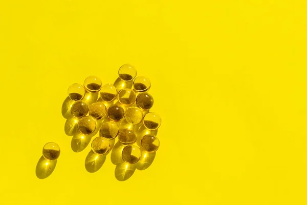 Желатиновые Капсулы Рыбьим Жиром Жирным Раствором Витаминов Желтом Фоне Солнцем — стоковое фото