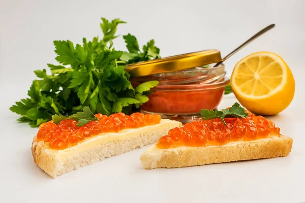 Dos Sándwiches Con Caviar Rojo Mantequilla Fondo Frasco Caviar Limón —  Fotos de Stock