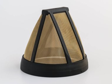 Yeniden kullanılabilir metal kafes için damla kahve makinesi kahve filtresi. Kalıcı sepet kahve beyaz arka plan üzerinde filtre. Kahve makineleri yakın çekim için aksesuarlar.