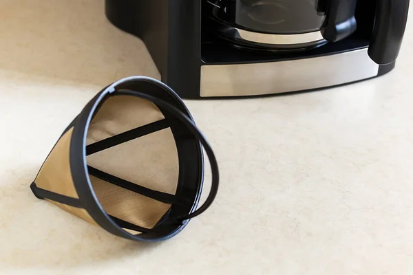 Wiederverwendbare Metallgitterkaffeefilter Für Tropfkaffeemaschine Permanenter Korb Kaffeefilter Auf Weißem Hintergrund — Stockfoto