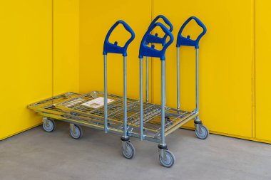Varna, Bulgaristan, 09 Mart 2019. Kaç alışveriş sepetlerini eponymous salonu girişinde IKEA logolu. Sarı duvar arka plan üzerinde metal yük arabaları mavi kulplu. IKEA sarı ve mavi renkler.