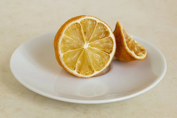 Limón Secado Nevera Cítricos Rancios Platillo Blanco Alimentos Olvidados Refrigerador — Foto de Stock