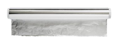 Alüminyum folyo pişirme ve yakın çekim kavurma için. Rulo Gıda folyo, üstten görünüm. Beyaz bir arka plan üzerinde izole Gıda folyo sarma. Yemek pişirmek için mutfak malzemesi.