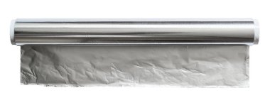 Alüminyum folyo pişirme ve yakın çekim kavurma için. Rulo Gıda folyo, üstten görünüm. Beyaz bir arka plan üzerinde izole Gıda folyo sarma. Yemek pişirmek için mutfak malzemesi.