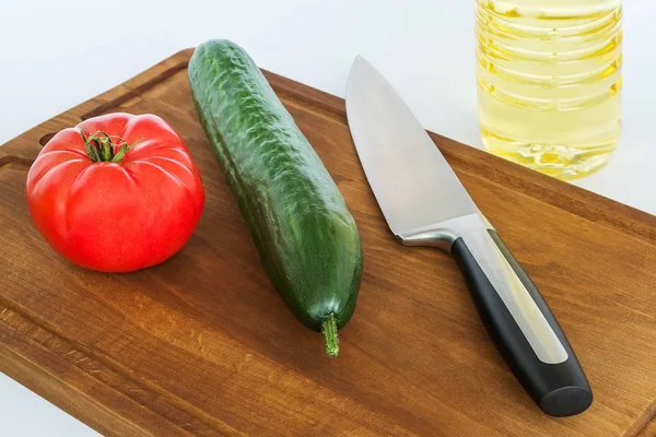 Красный Помидор Зеленый Огурец Профессиональный Кухонный Нож Повара Коричневой Разделочной — стоковое фото