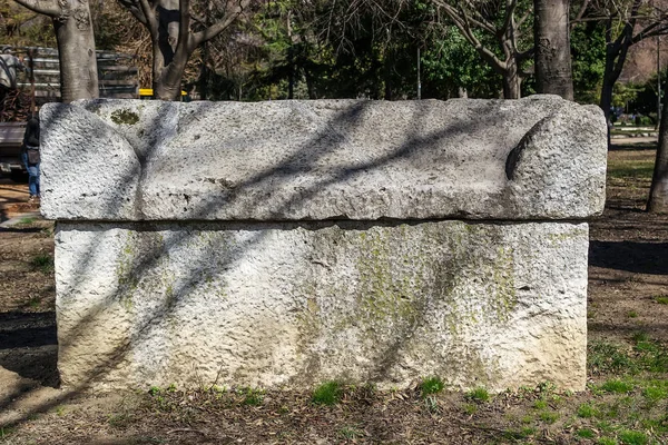 Ancient Stone Sarcophagus Park Antique Stone Tombs Located Public Park — Stock Photo, Image