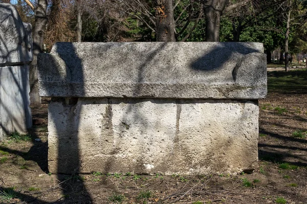 Starożytnym Kamiennym Sarkofagu Parku Zabytkowe Kamienne Groby Znajdują Się Publicznym — Zdjęcie stockowe