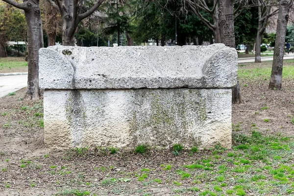 Starověké Kamenný Sarkofág Parku Antické Kamenné Náhrobky Nachází Veřejném Parku — Stock fotografie