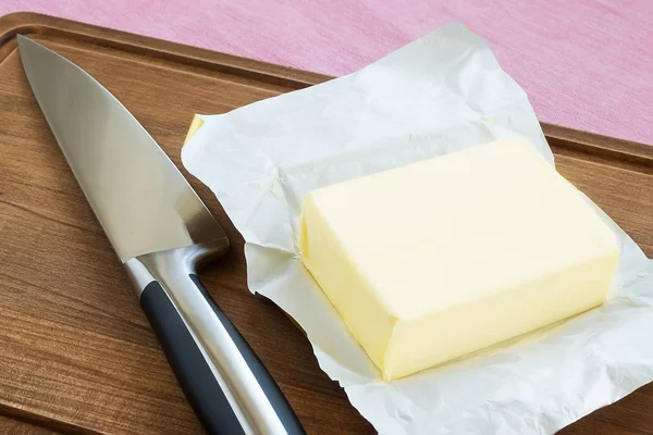 Pacote Acabado Abrir Manteiga Amarela Fresca Uma Faca Cozinha Afiada — Fotografia de Stock