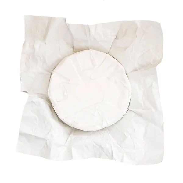 在白色背景上隔离的卡门伯特整头的开纸包 柔软的奶酪覆盖着可食用的白色霉菌视图从上面 — 图库照片