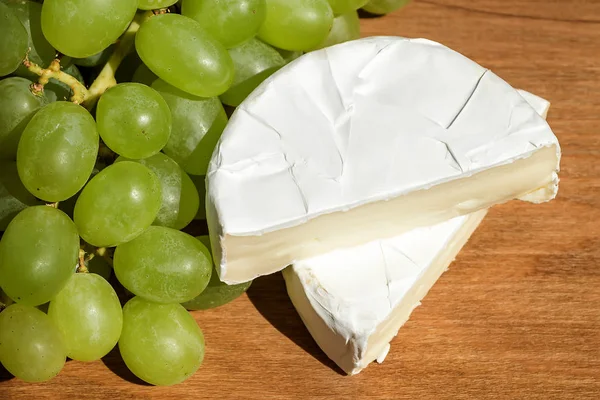 Darab Ízletes Sajt Camembert Édes Zöld Szőlő Egy Napfény Alatt — Stock Fotó