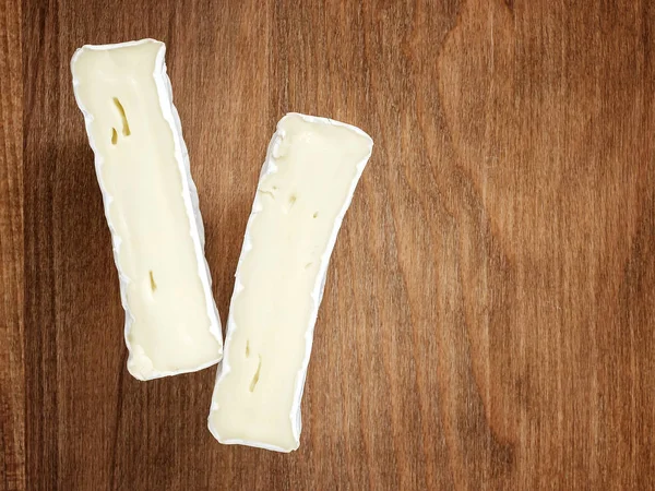 Kahverengi Ahşap Arka Planda Lezzetli Peynir Camembert Parçaları Yenilebilir Beyaz — Stok fotoğraf