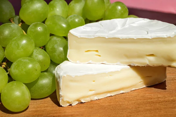 Kousky Chutného Sýra Camembertu Sladké Zelené Hrozny Pod Sluncem Okna — Stock fotografie