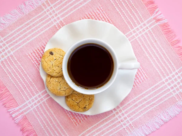 Taza de porcelana blanca con café y pocas galletas de avena — Foto de Stock