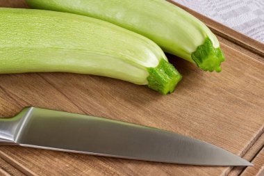 İki taze yeşil kabak veya kabak ve profesyonel şef kni