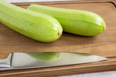 İki taze yeşil kabak veya kabak ve profesyonel şef bıçak