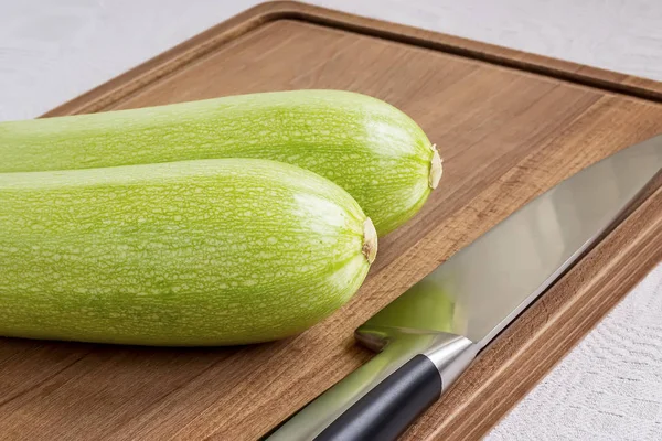 Deux courgettes vertes fraîches ou courgettes et couteau de chef professionnel — Photo