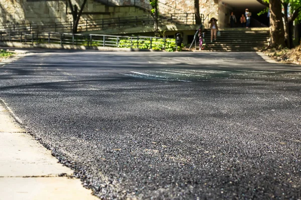Nuevo asfalto en la carretera en un parque público. Reparación de asfalto . — Foto de Stock