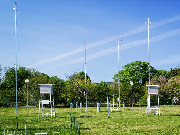 Césped con instrumentos meteorológicos para medir la velocidad, temperatura y humedad del viento — Foto de Stock