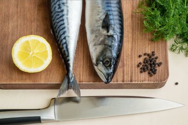 Çok keskin mutfak bıçağı ve iki çiğ uskumru