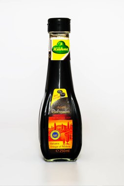 Korumalı coğrafi endikasyon etiketi ile koyu balsamik sirke Cam şişe