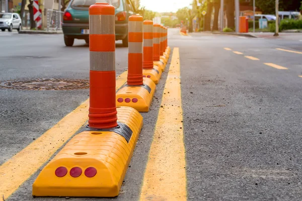 市街地の新しいサイクルパスの柱と黄色の道路標示 — ストック写真