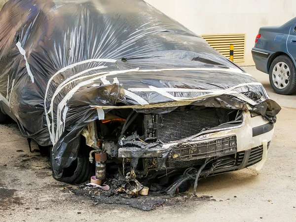 Auto poškozené ohněm na městské ulici — Stock fotografie