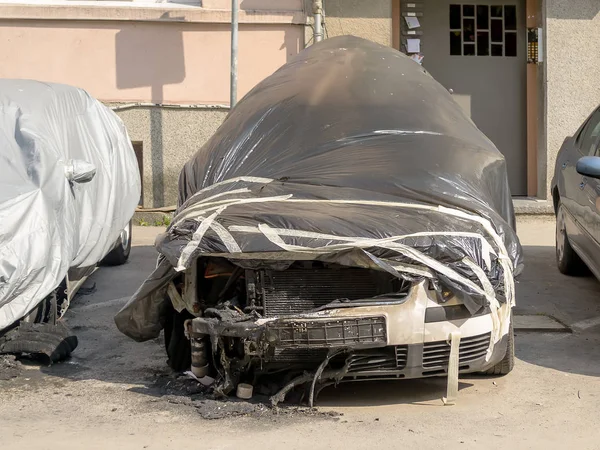 Coche dañado por incendio cerca del edificio residencial. Coche parcialmente quemado . — Foto de Stock