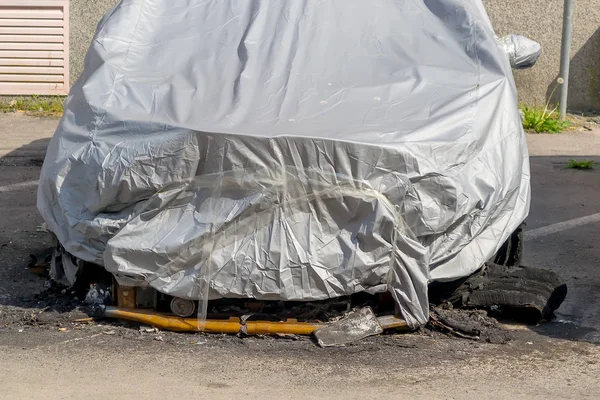 Auto durch Feuer beschädigt. Teilweise verbrannte Autos mit grauer Farbe beschmiert — Stockfoto