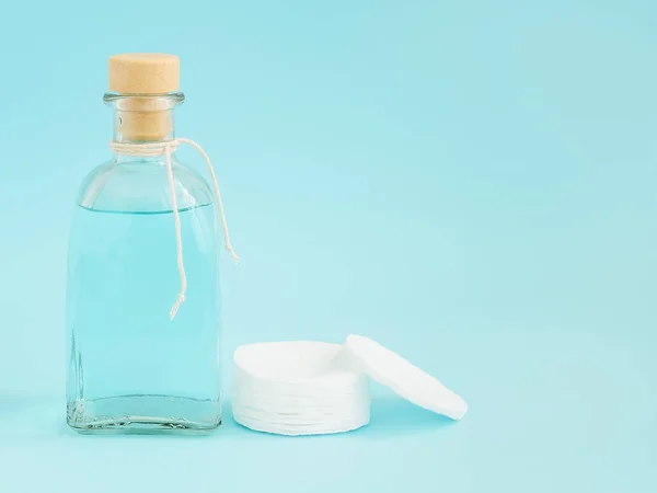 Tonic for face skin or makeup remover in a glass bottle and cotton pads — Stock Photo, Image