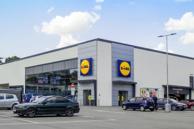 Varna yeni Lidl süpermarket etrafında Otopark alanı.