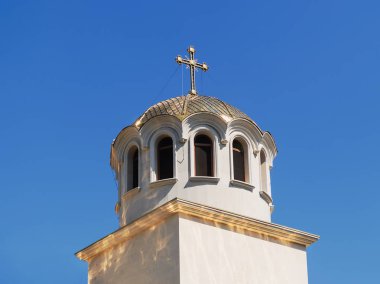 Hıristiyan Ortodoks Kilisesi üzerinde haç ile altın kubbe