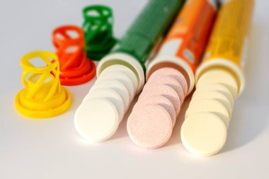 Şişelerden dökülen üç çeşit çözünür efervesan vitamin